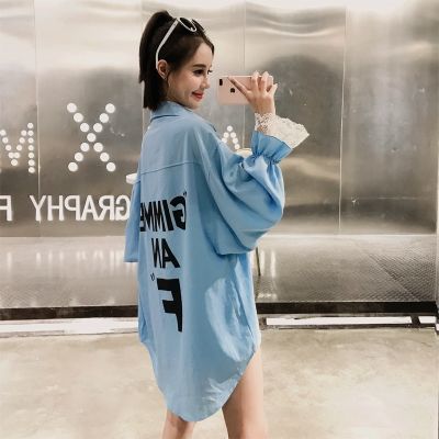 大码女装胖mm2018早秋新款胖妹妹长袖蕾丝拼接印花条纹中长款衬衣