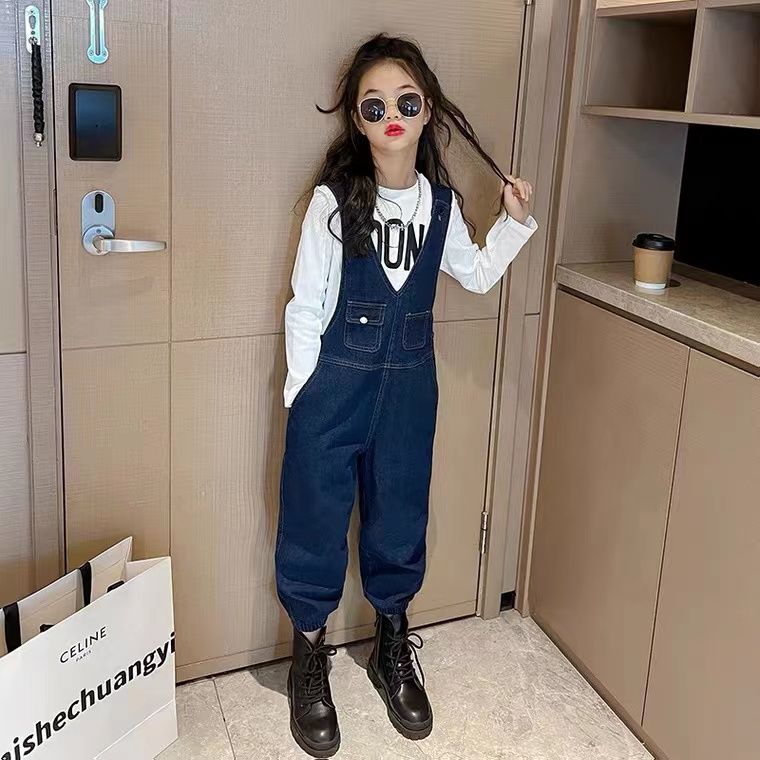 女童背帶褲套裝2022新款秋裝中大童炸街洋氣時髦牛仔吊帶褲兩件套