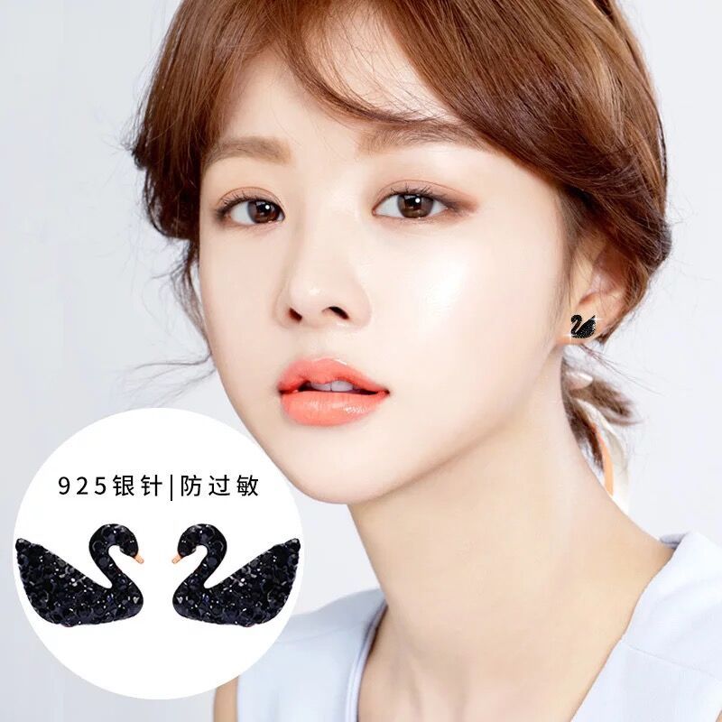 Korean version of rose gold titanium steel black swan necklace women's earrings bracelet three-piece set all-match collarbone chain earrings do not fade