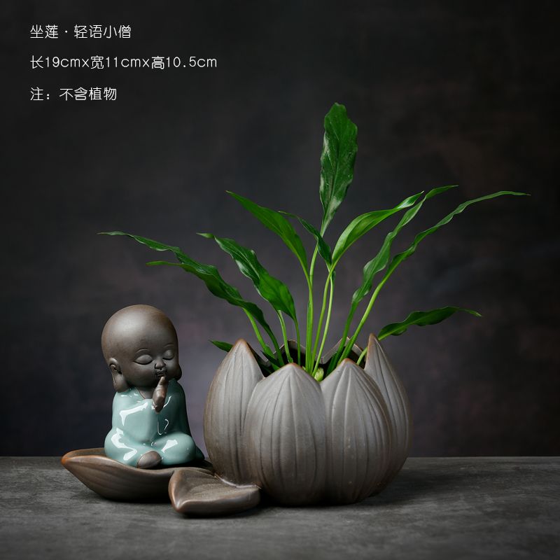 Sitter på en lotus-whisper liten munk