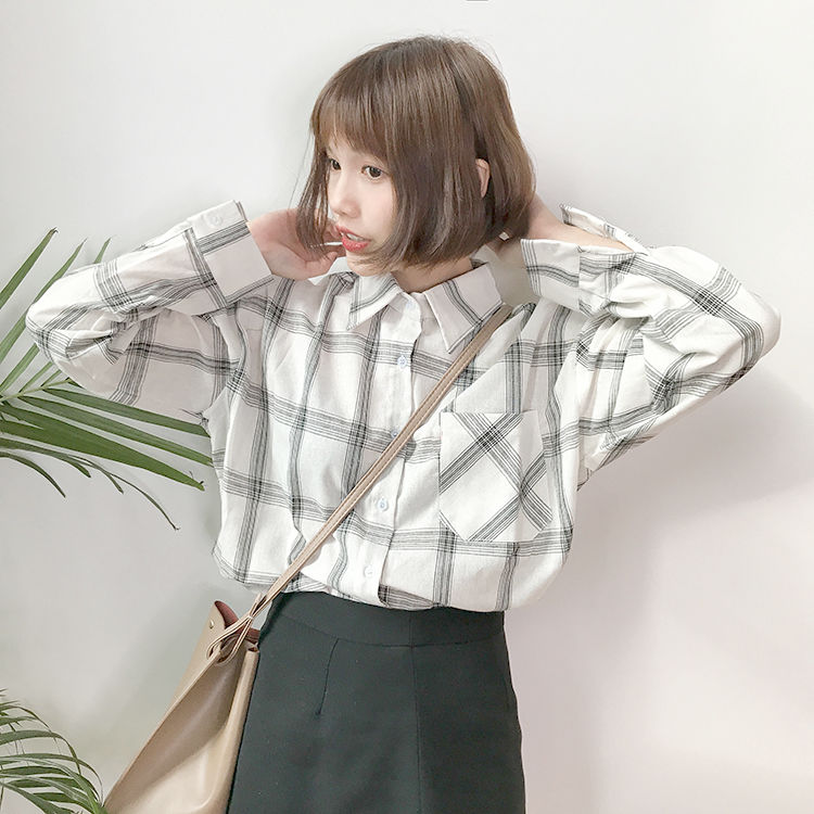 Spring and autumn 2020 new sun proof clothing Korean version loose black and white plaid shirt girl student versatile long sleeve shirt coat