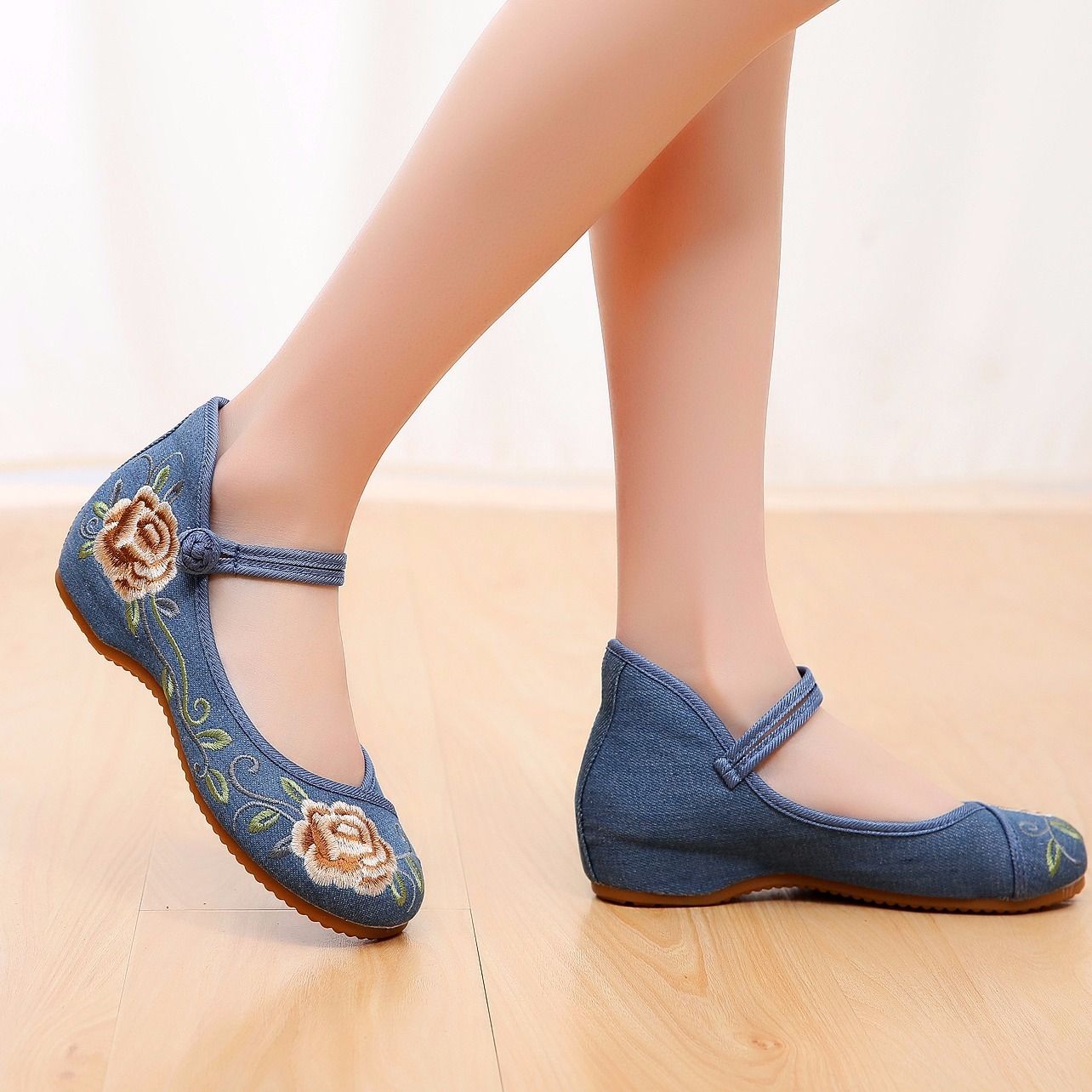 广场舞鞋女新款绣花老北京布鞋软底舞蹈鞋古民族风跳秧歌红色舞鞋