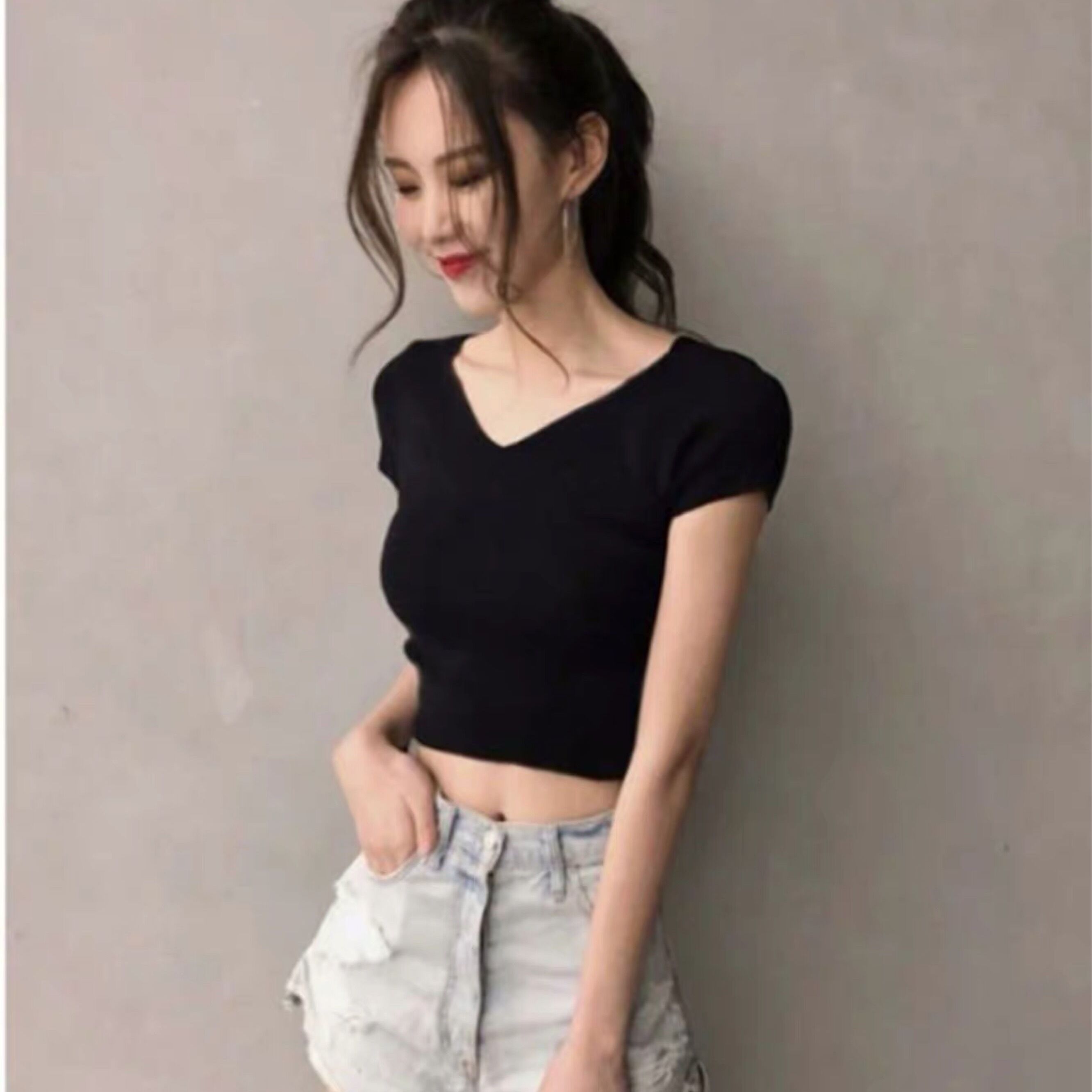 Double V-neck tight-fitting black short-sleeved female student high waist short t-shirt exposed navel top clothes leaking belly button sexy summer trend