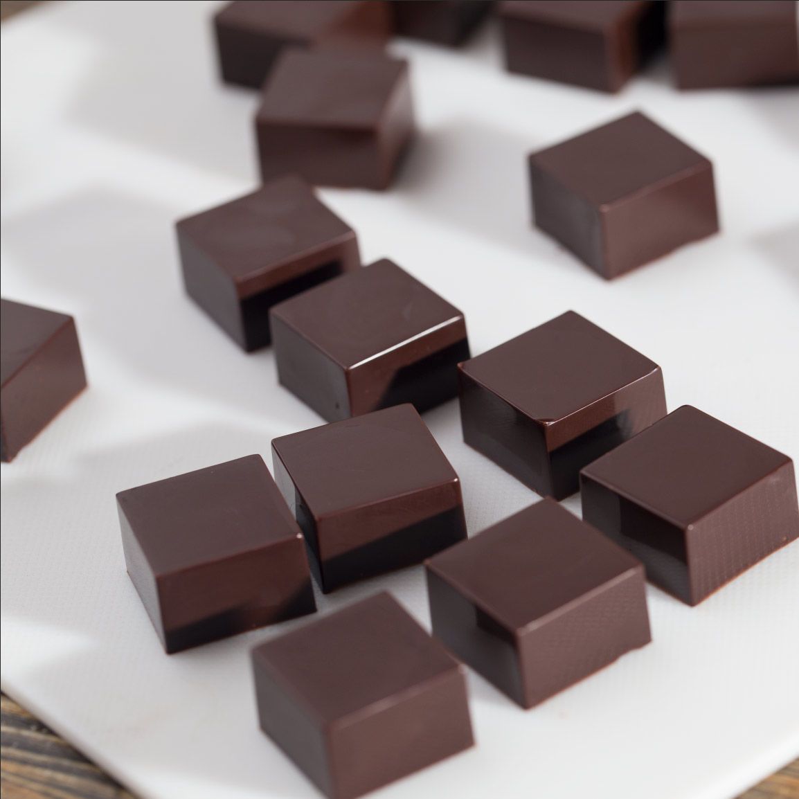 无蔗糖纯黑巧克力木糖醇牛奶巧克力糖尿病人糖果网红零食小吃批发