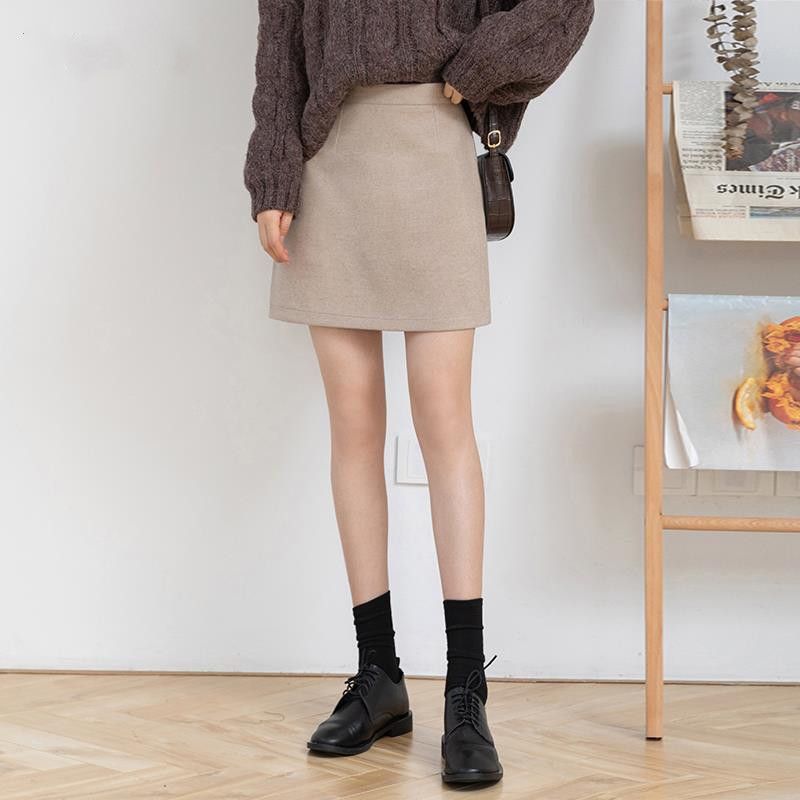 Black woolen short skirt for women in autumn and winter, new high-waisted slimming hip skirt, anti-exposure A-line skirt, versatile skirt