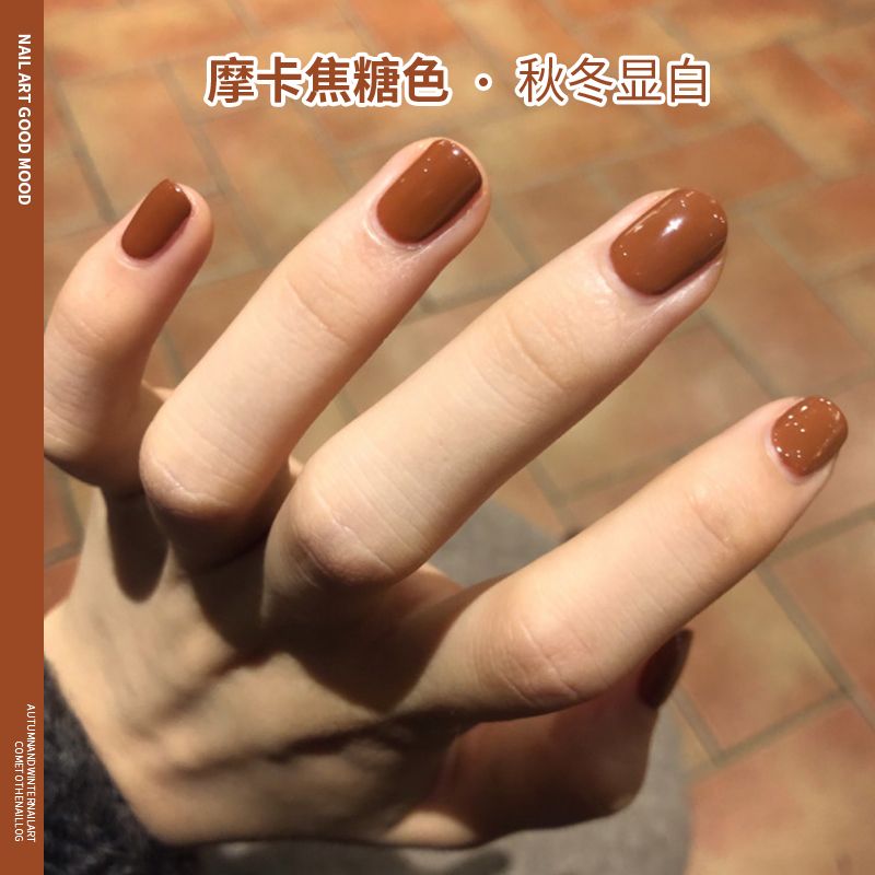 Red manicure, manicure and gum, 2020. The new white, autumn and winter nail polish is a special nail shop.