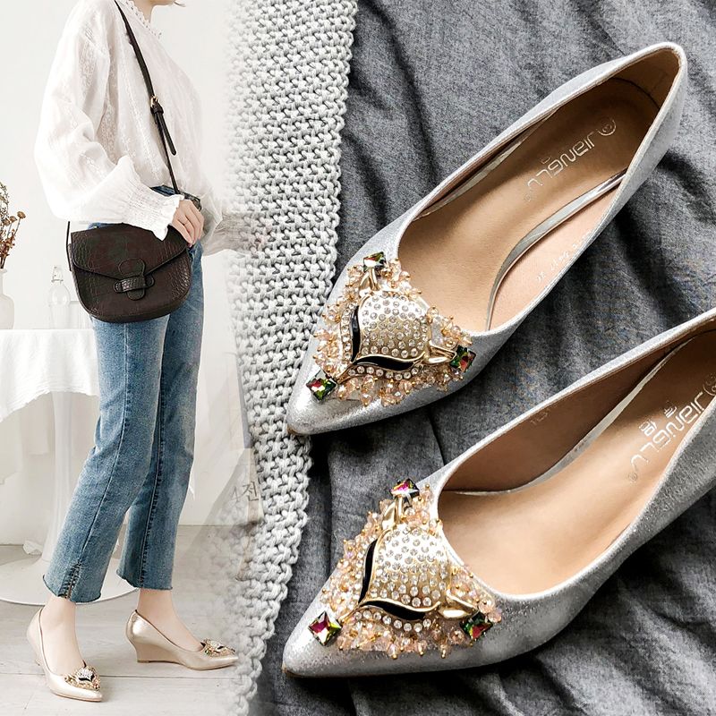 女鞋2020春秋新款尖头网红单鞋女坡跟狐狸头珍珠水钻中跟高跟鞋子