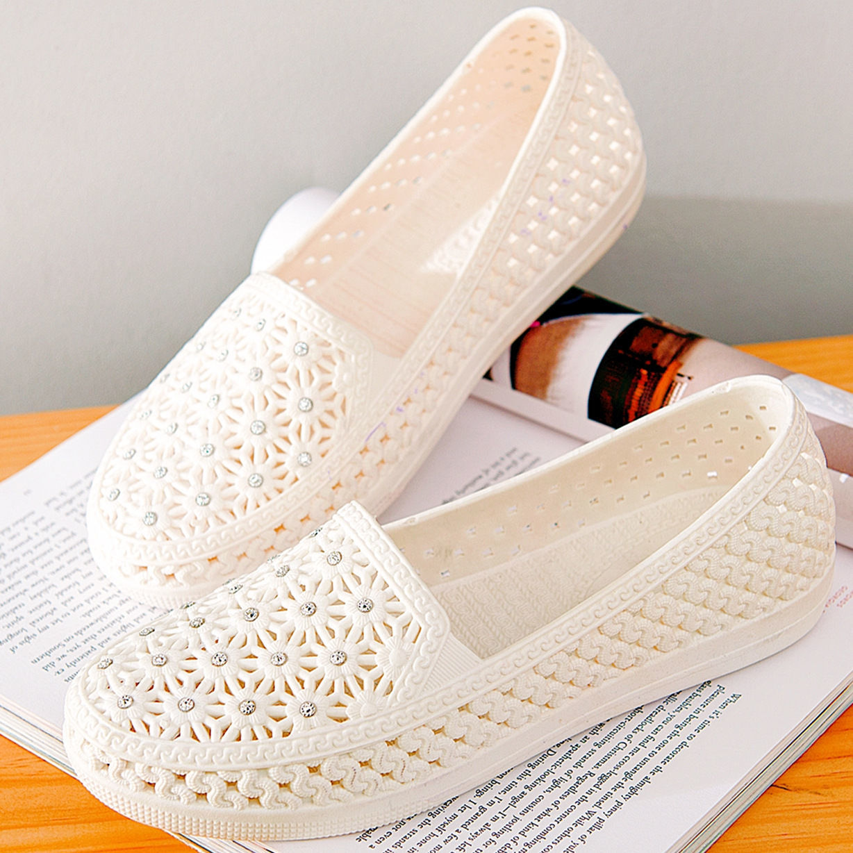 Summer waterproof hollow air permeable shallow sandals nurse shoes women hole shoes mother shoes Beach Shoes White Sandals