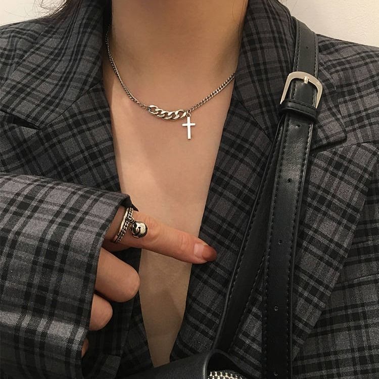 Collana croce minimalista da donna, gioiello elegante_voghion.com