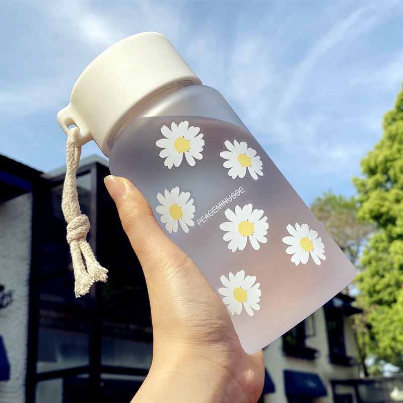 Little Daisy plastic water cup Korean version cup portable creative small fresh trend tea cup 550ml