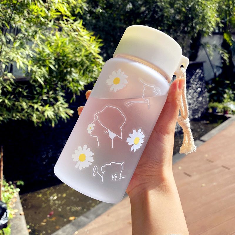 Little Daisy plastic water cup Korean version cup portable creative small fresh trend tea cup 550ml