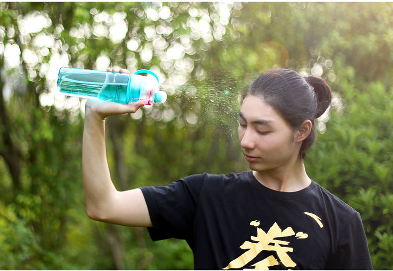 抖音创意喷水喷雾水杯塑料太空杯子学生便携水瓶户外运动健身水壶