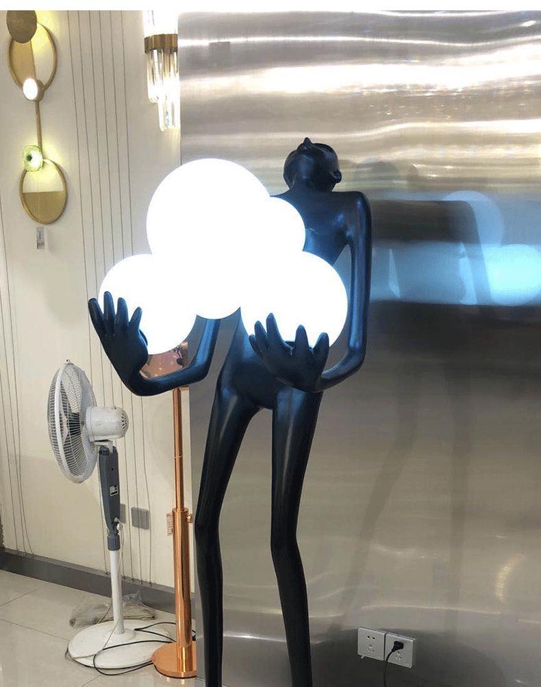 人形艺术雕塑抱球落地灯设计师酒店大堂展厅创意大型人体落地灯