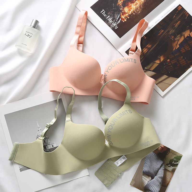 A piece of traceless and steel rimless girls gather together to show a small chest and a large amount of accessory breasts adjustment underwear for women bra suit women
