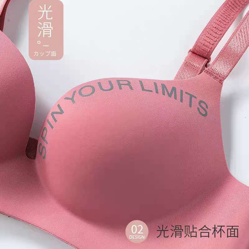 A piece of traceless and steel rimless girls gather together to show a small chest and a large amount of accessory breasts adjustment underwear for women bra suit women