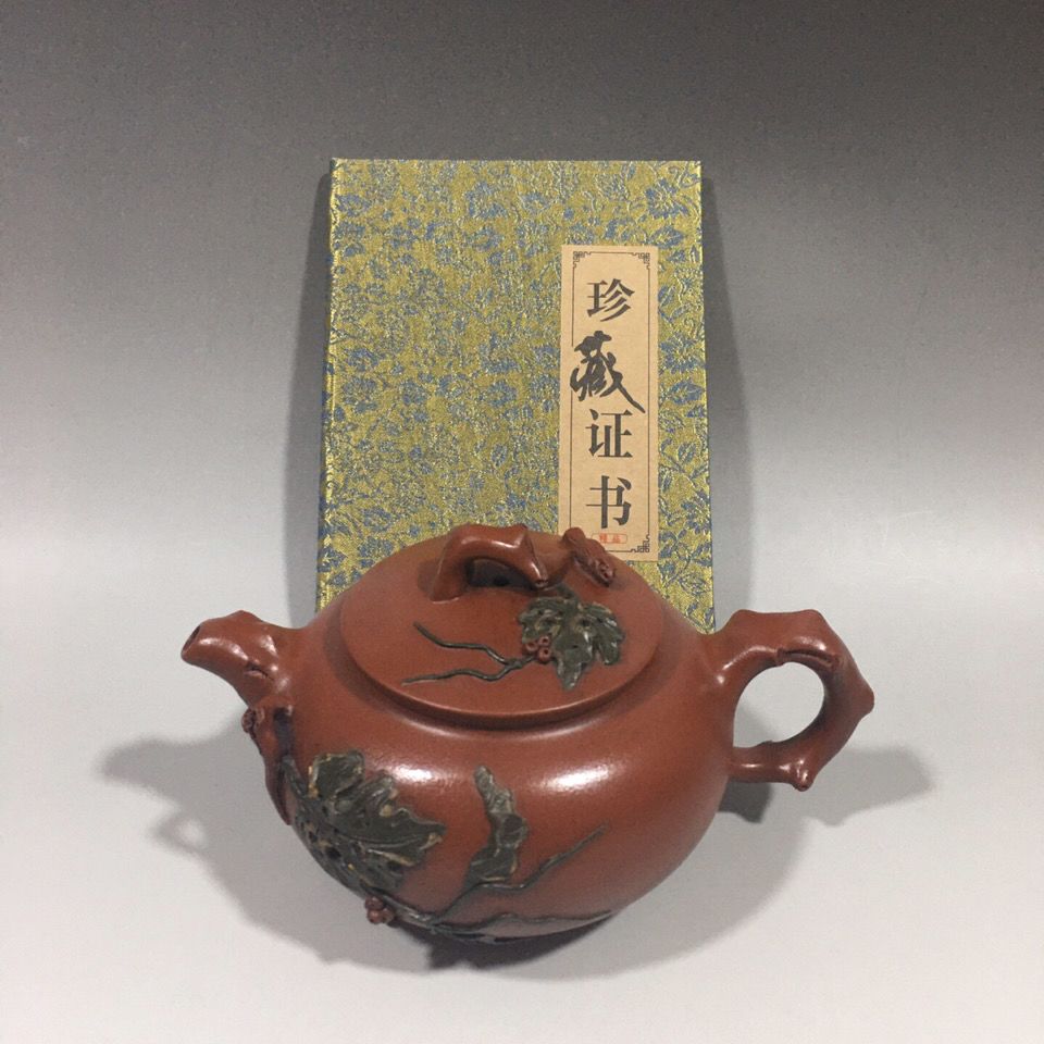 壶名:松鼠葡萄.底款:汪寅仙.尺寸17/9厘米容量400毫升泥料:大红袍