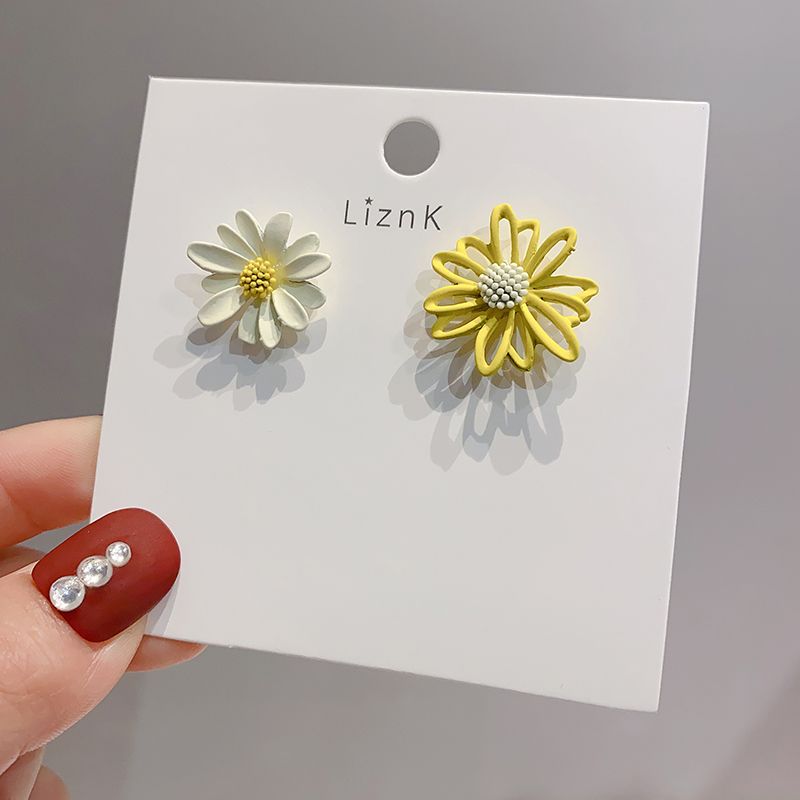 2020 new style small daisy earrings Mori series sweet all-match net red students Korean version simple temperament fashion earrings