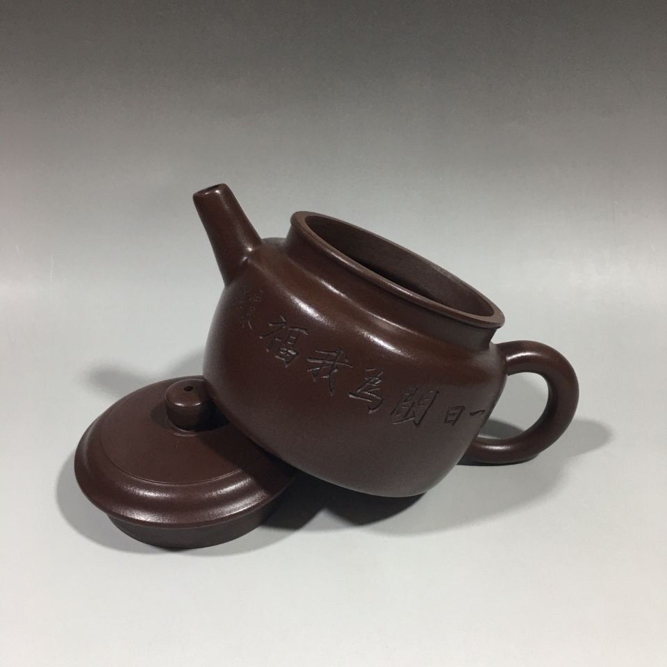品名:徳钟紫砂壶底款:景舟手制18/10厘米500毫升泥料:紫泥