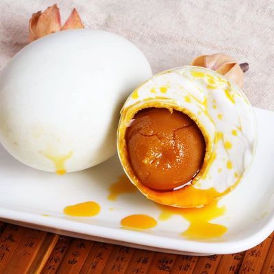 泥腌油黄咸鸭蛋