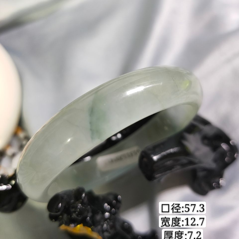 天然翡翠a货手镯冰底带点飘花 翡翠手镯  玉手镯