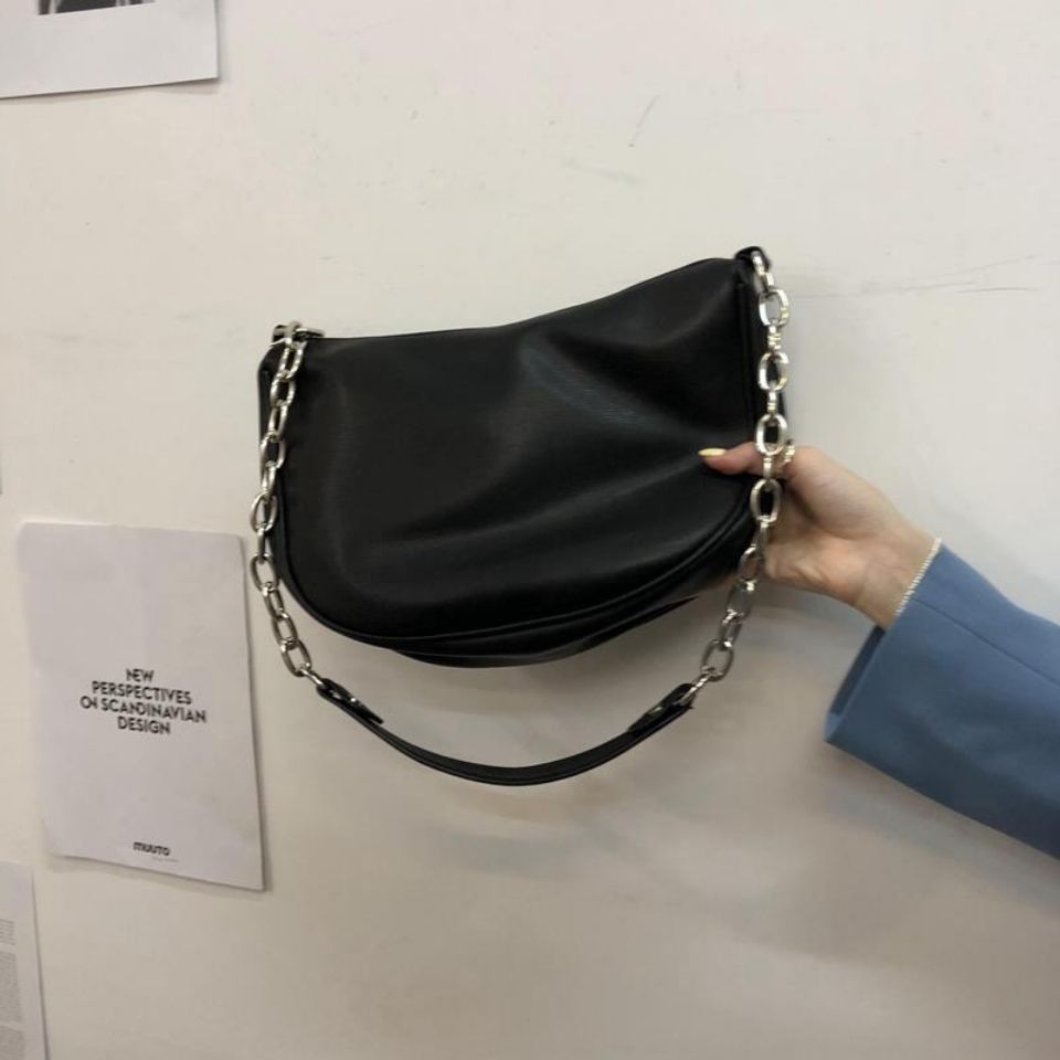 ins retro wild personality chain bag underarm one-shoulder diagonal bag female student black casual backpack trend