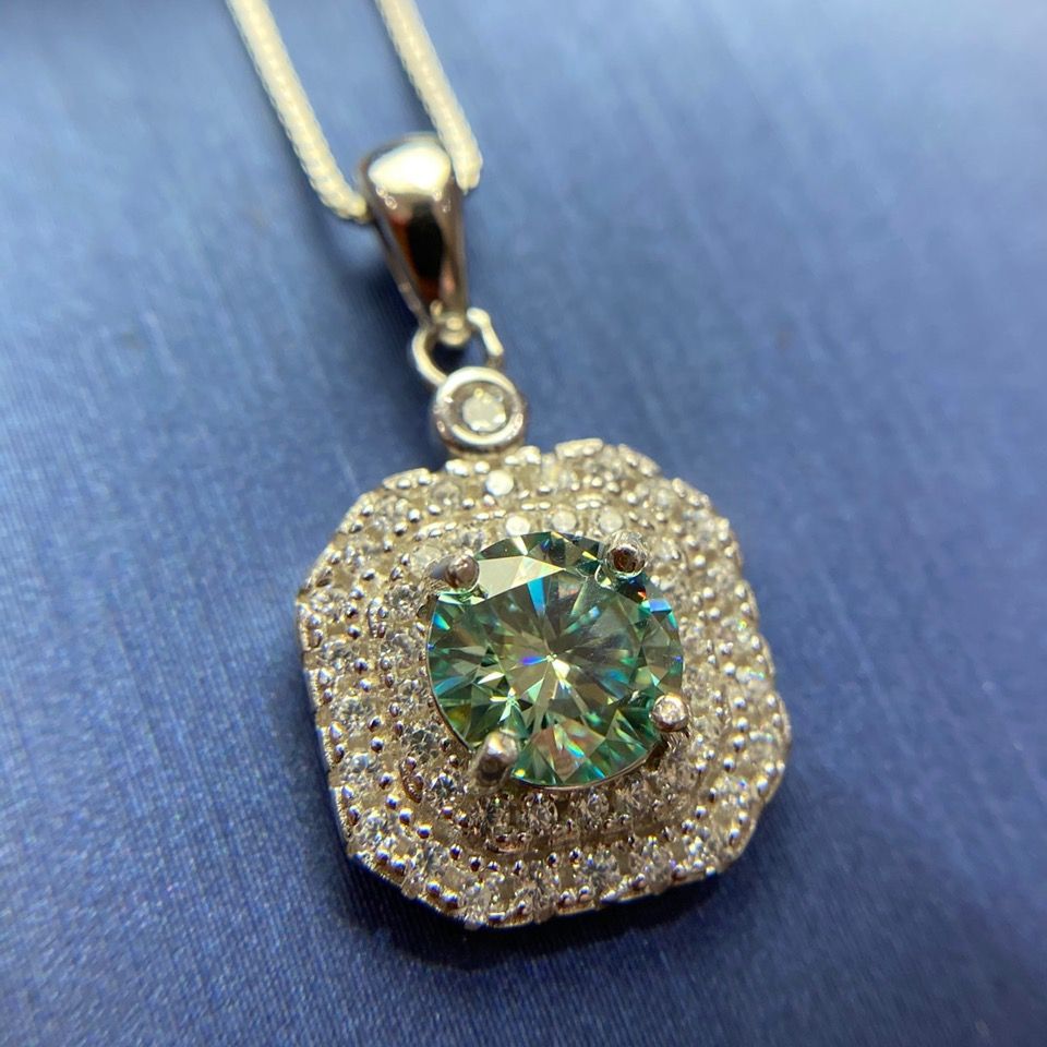 爆款1克拉绿莫桑钻吊坠灵动款火彩超好爆闪八心八箭切工925银镶嵌