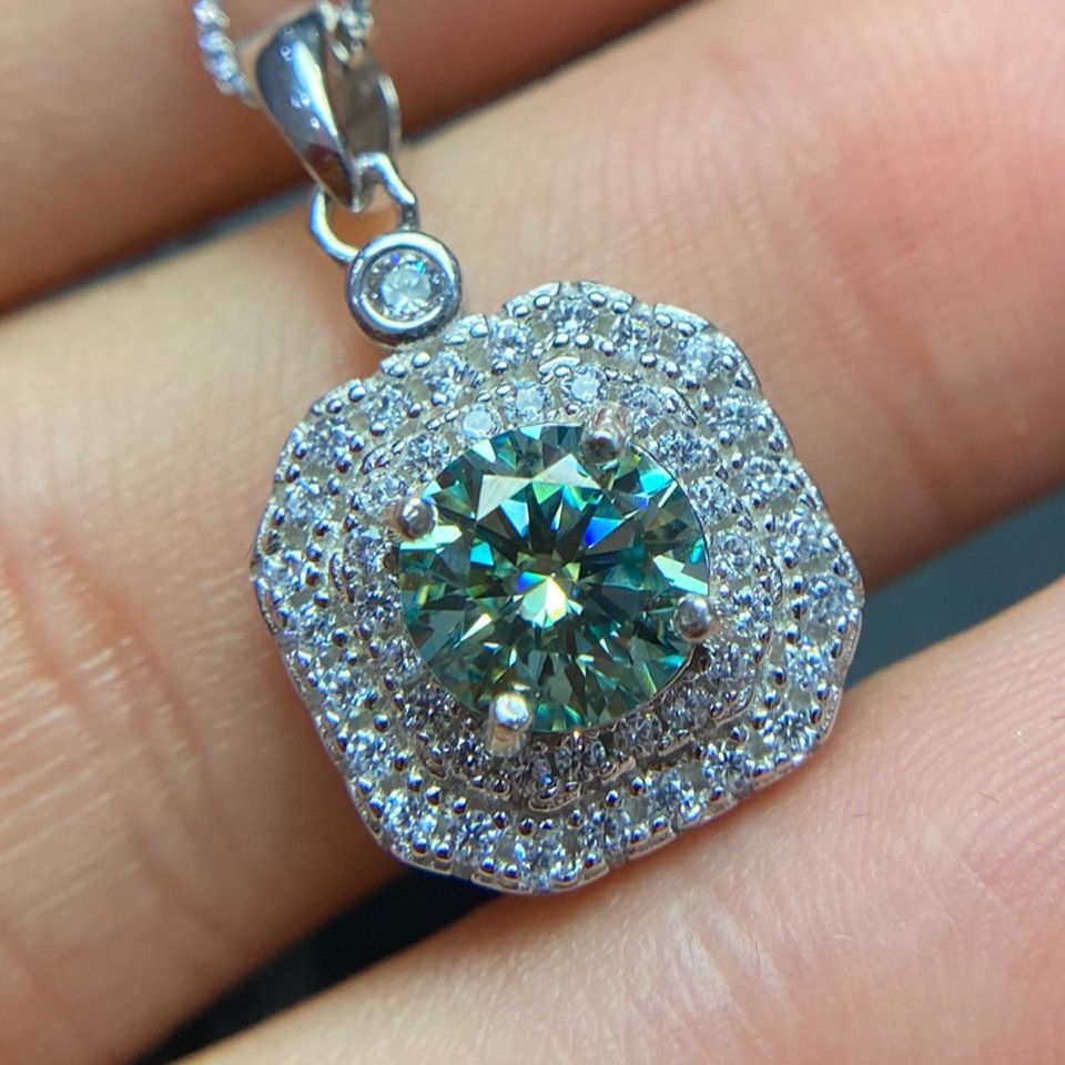 爆款1克拉绿莫桑钻吊坠灵动款火彩超好爆闪八心八箭切工925银镶嵌