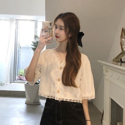 21094/2021夏季新款温柔气质短款很仙的上衣潮甜美V领白色短袖蕾丝上衣