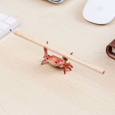 日本笔托创意设计INS网红举重螃蟹笔架置物举笔放笔支架摆件模型