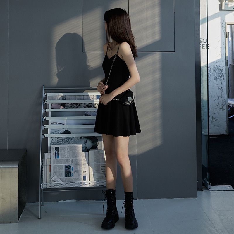 Hepburn little black dress 2023 summer new temperament short dress with bottoming a-line black suspender dress female