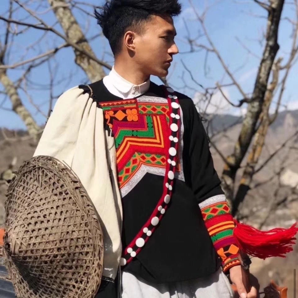 彝族服饰男装上衣大凉山彝族男士衣服民族花边男士外套