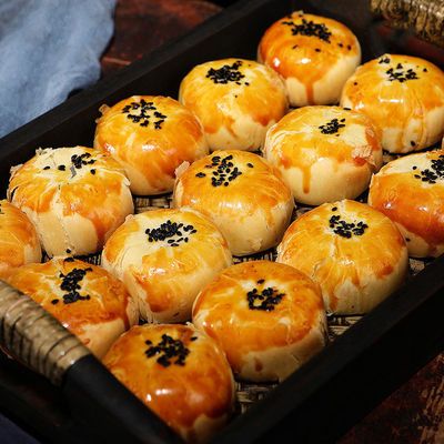 35723/正宗蛋黄酥雪媚娘甜品糕点紫薯蛋黄酥批发网红零食小吃休闲食品