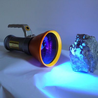 白钨探矿灯 紫外分析仪 便携式白钨找矿灯 高亮探白钨矿灯