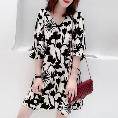 79008/时尚碎花2021早秋女装新款V领七分袖黑色印花中长款连衣裙欧洲站