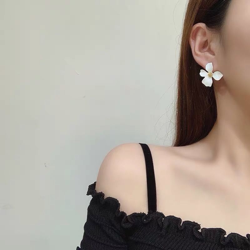 Korean version of net red fresh flowers hypoallergenic earrings female students simple fashion temperament all-match personality earrings