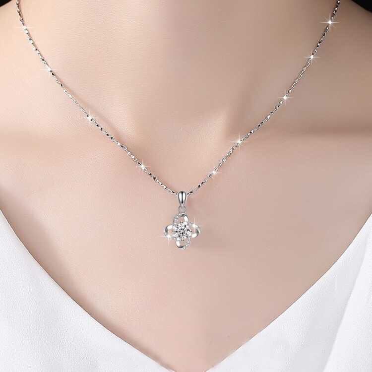 Genuine sterling silver necklace female S925 Sterling Silver clavicle chain genuine clover pendant sweet simple Korean full silver gift