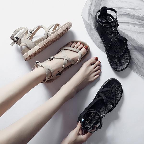 2022 new versatile one button clip sandals women's summer muffin shoes fairy student flat Roman shoes