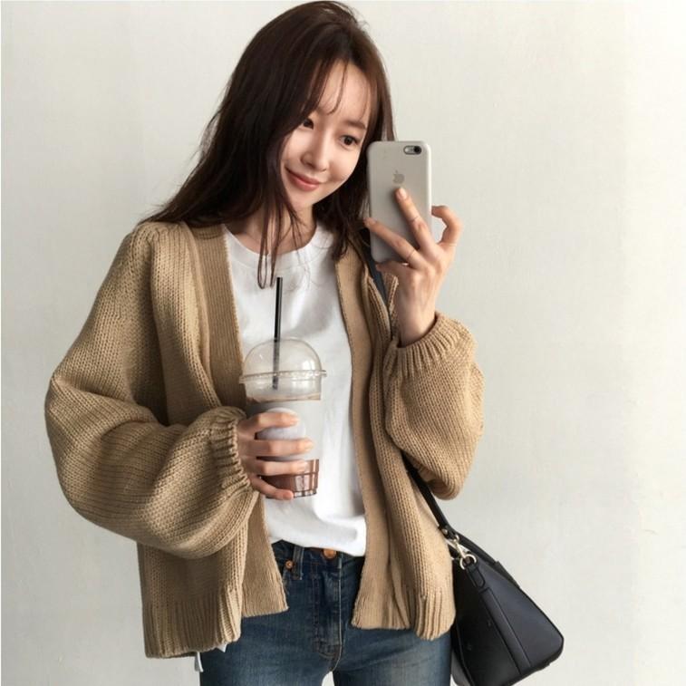 Autumn / winter 2020 Korean women's new chic style lazy loose short sweater coat student women's knitting cardigan
