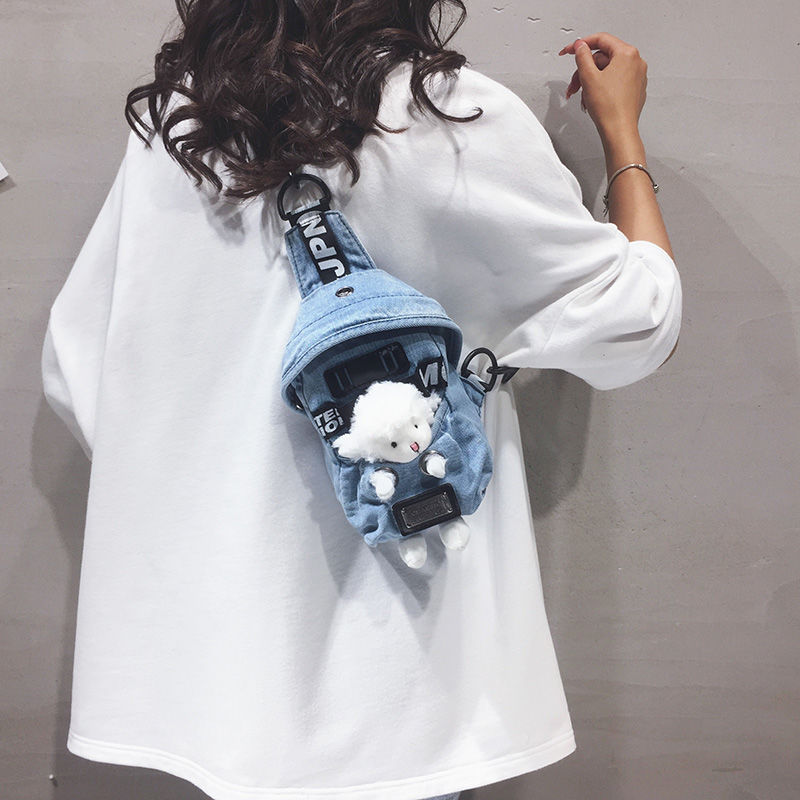 牛仔布包包女2020新款日系可愛小熊單肩胸包潮ins百搭卡通斜挎包