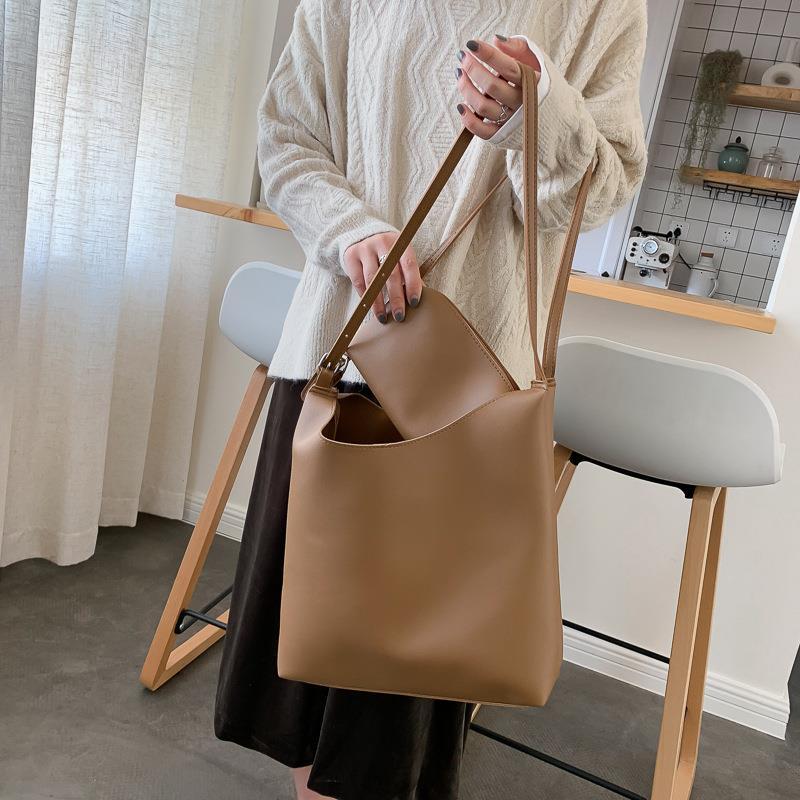 Autumn / winter 2020 Hong Kong style retro simple Bucket Bag Fashion large capacity single shoulder mother and child bag hand-held messenger women's bag