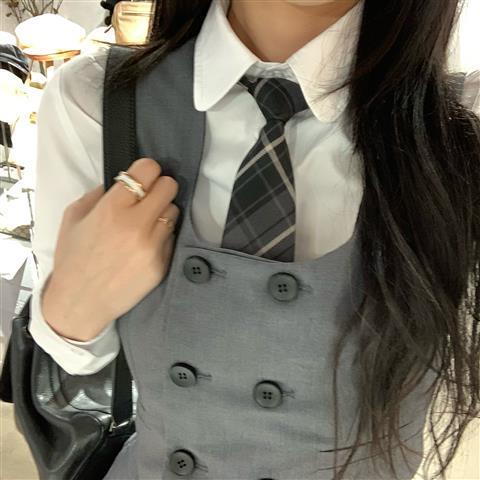 Send a tie to a college girl to look thin and short gray vest + pleated skirt + white shirt preppy three-piece set