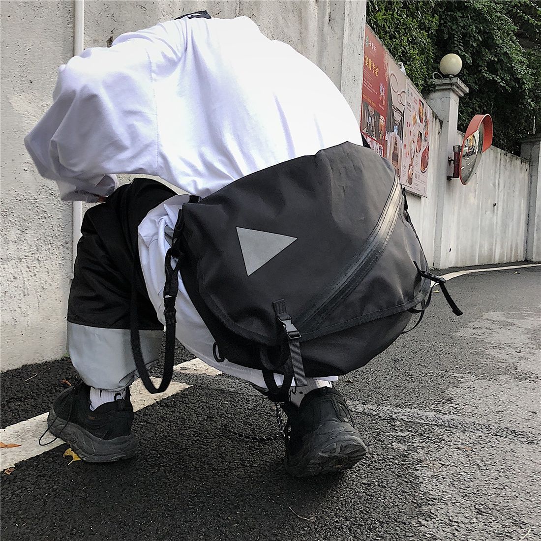 ins韓國新款斜挎包男大容量復古街頭休閒潮小眾長束帶單肩包女潮