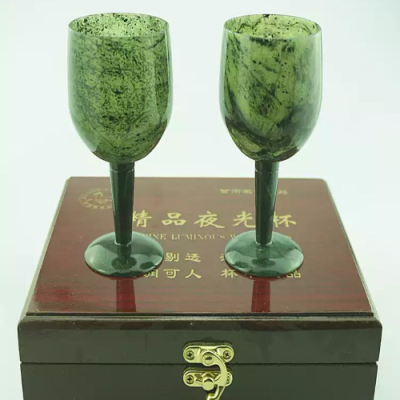 红酒杯
由祁连山墨玉经过三十六道工序制作而成
非物质文化遗产